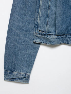 Jaqueta Curta Escultural em Denim com Silhueta Ampla e Fechamento em Zíper