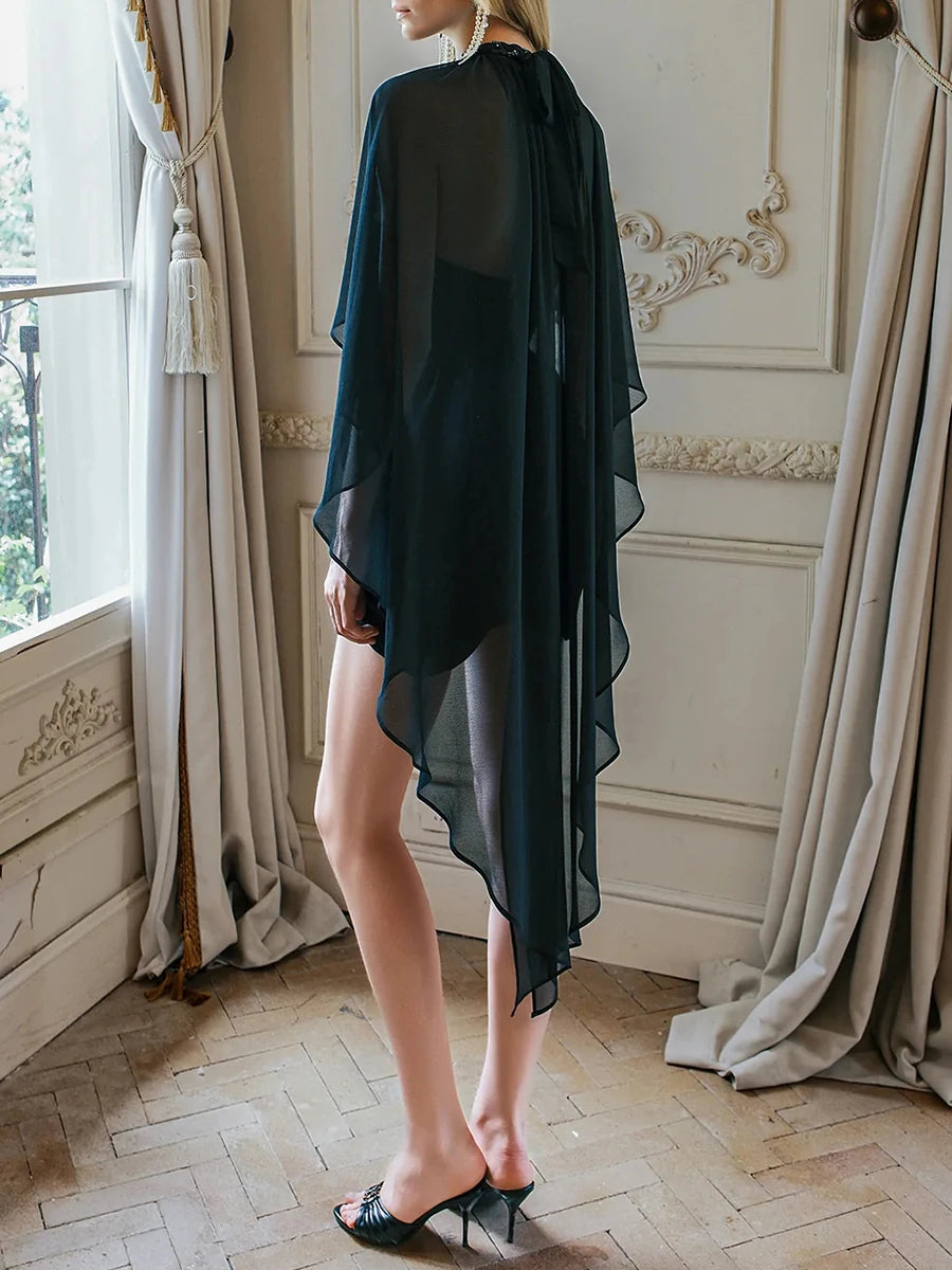 Vestido Curto com Capa Fluida Cintura Marcada