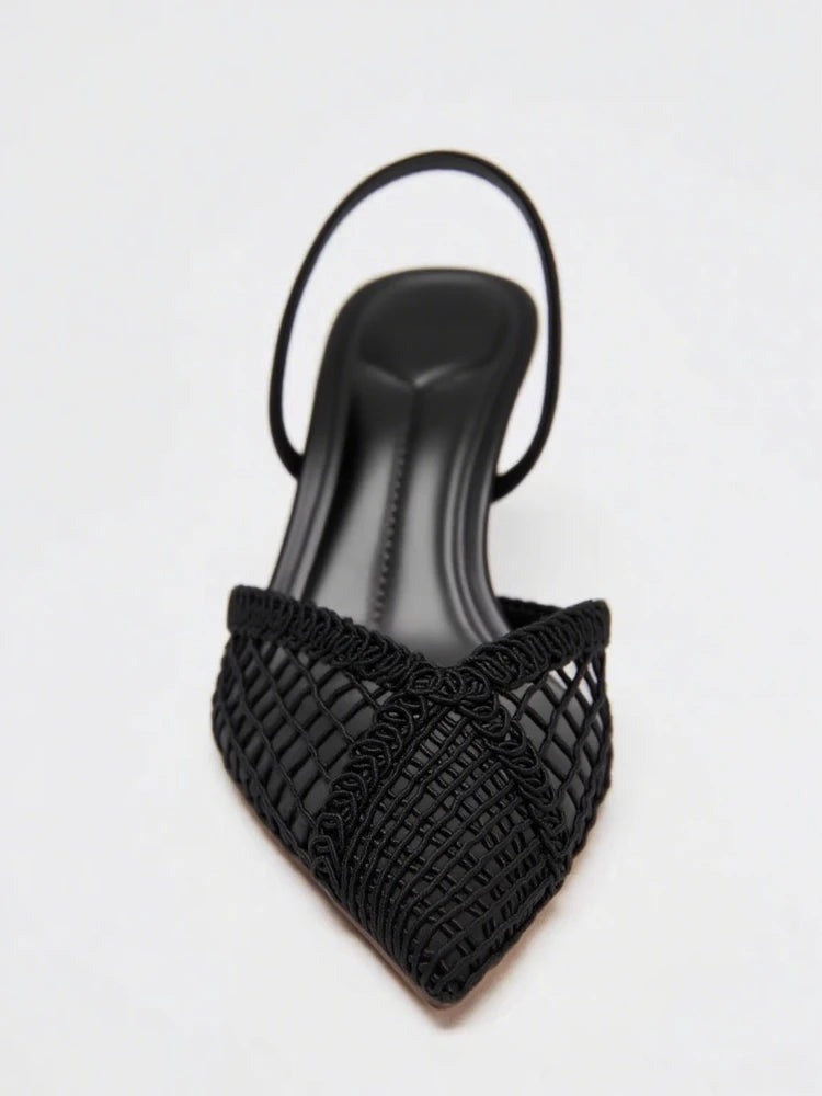 Sapato de Salto Fino com Trama Vazada em Tela e Bico Alongado – Elegância Atemporal e Conforto Refinado