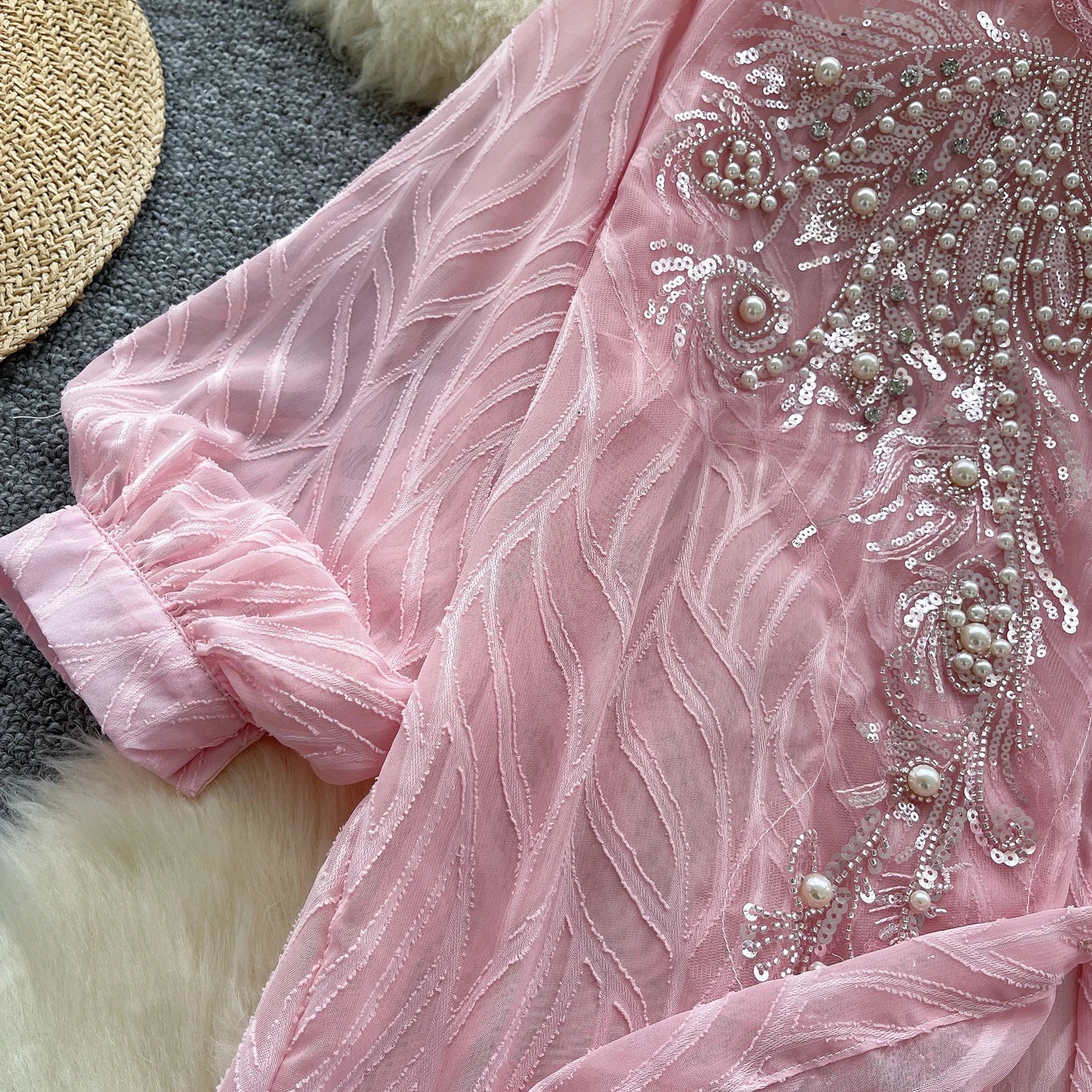 Camisa com Gola Alta, Bordados e Paetês – Elegância com Toque Brilhante