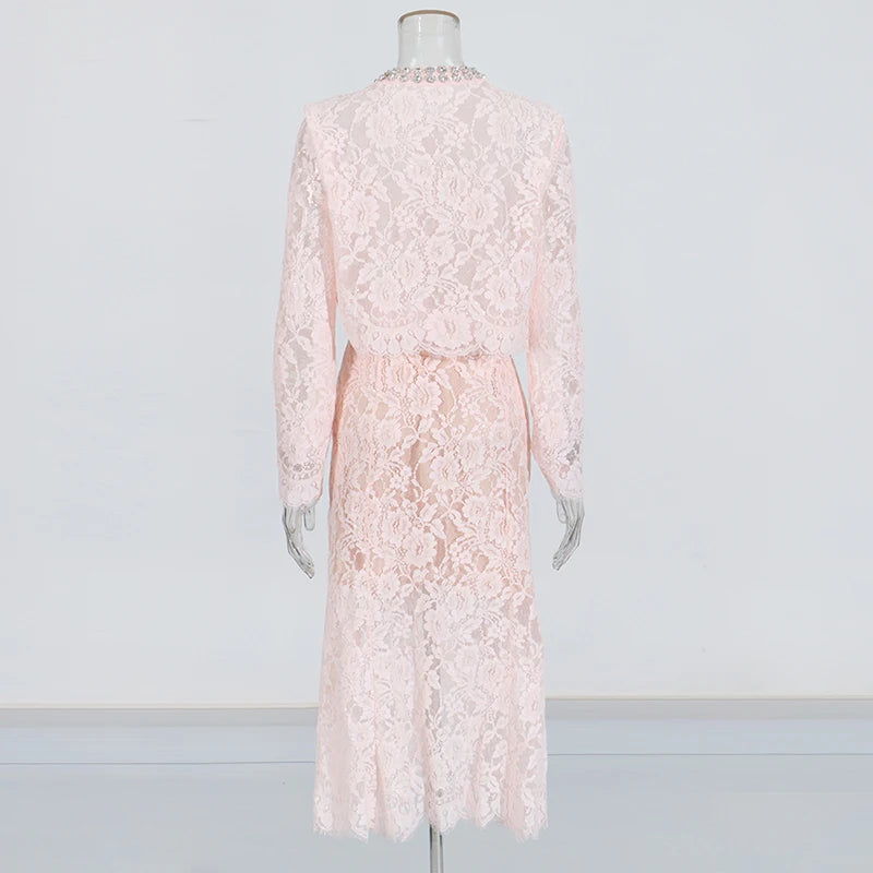 Conjunto Renda com Design Elegante – Blusa Bordada à Mão e Saia em Linha A