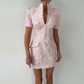 Vestido Curto Floral com Gola Alta, Acabamento Ondulado e Modelagem Ajustada