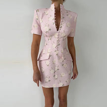 Vestido Curto Floral com Gola Alta, Acabamento Ondulado e Modelagem Ajustada