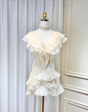 Vestido Curto com Babados – Ombro a Ombro e Modelagem Slim