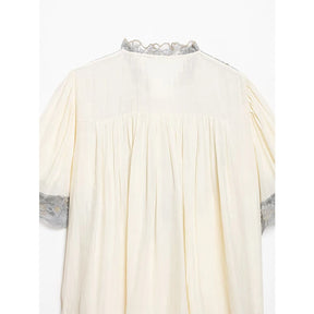 Blusa Fluida com Detalhes em Renda Floral e Decote em V