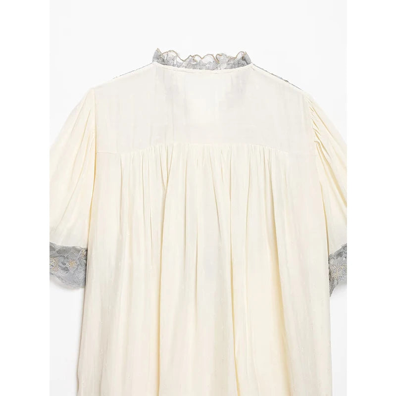 Blusa Fluida com Detalhes em Renda Floral e Decote em V