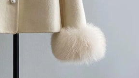 Casaco Clássico: Gola Bordada com Pedrarias e Detalhes na Manga