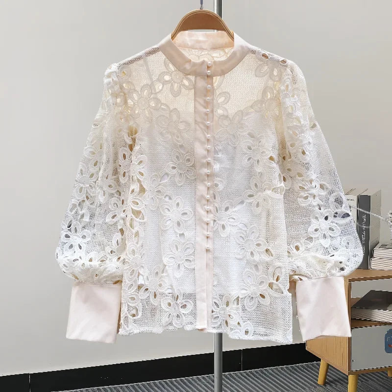 Blusa com Renda e Botões – Elegância Delicada e Atemporal