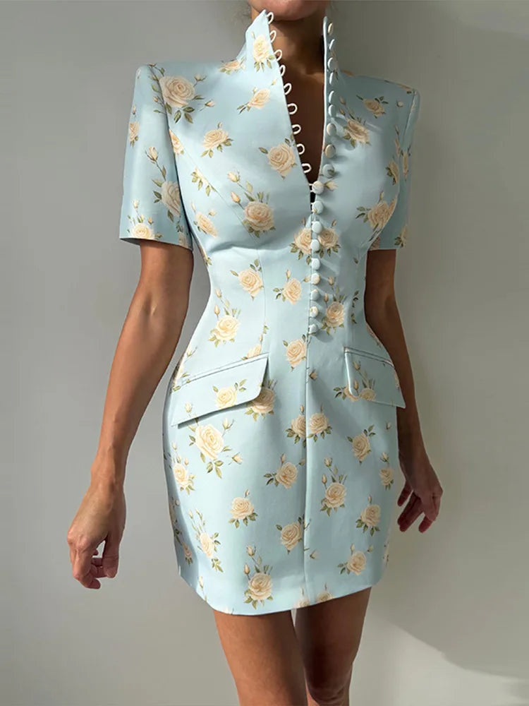 Vestido Curto Floral com Gola Alta, Acabamento Ondulado e Modelagem Ajustada