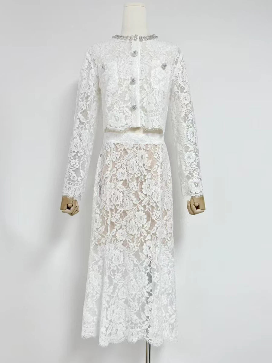 Conjunto Renda com Design Elegante – Blusa Bordada à Mão e Saia em Linha A