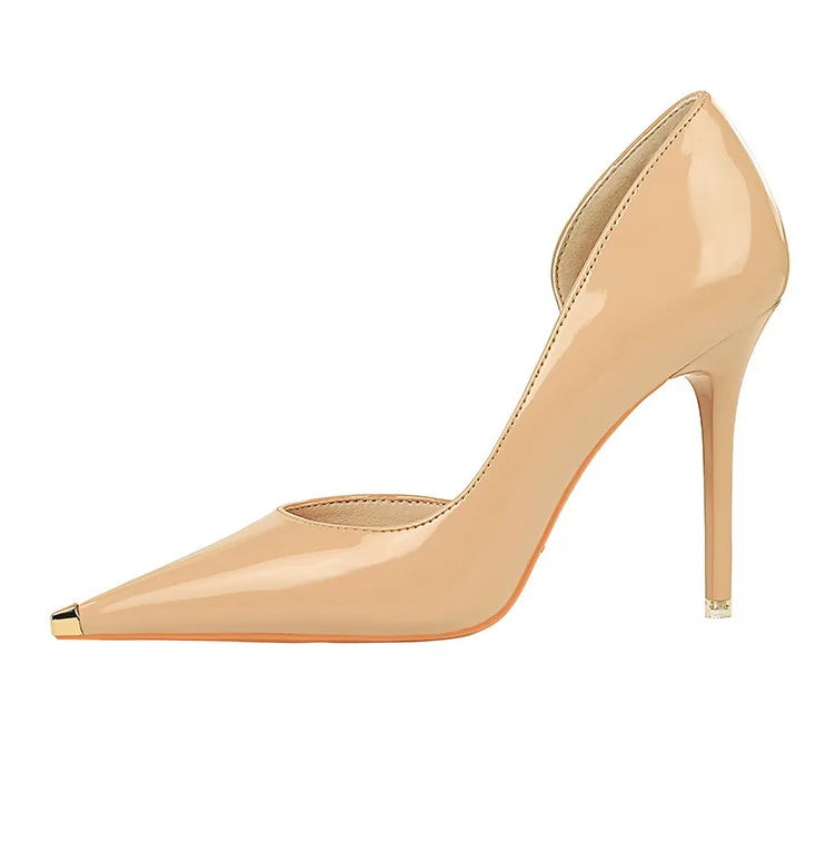 Scarpin – Salto Fino em Verniz Preto, Bico Fino Metalizado e Elegante