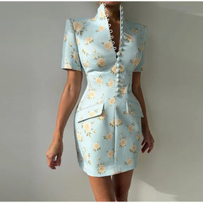 Vestido Curto Floral com Gola Alta, Acabamento Ondulado e Modelagem Ajustada