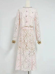 Conjunto Renda com Design Elegante – Blusa Bordada à Mão e Saia em Linha A