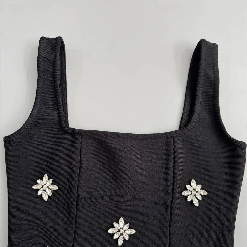 Vestido Mini Estruturado com Babados Esculpidos e Cristais Bordados à Mão