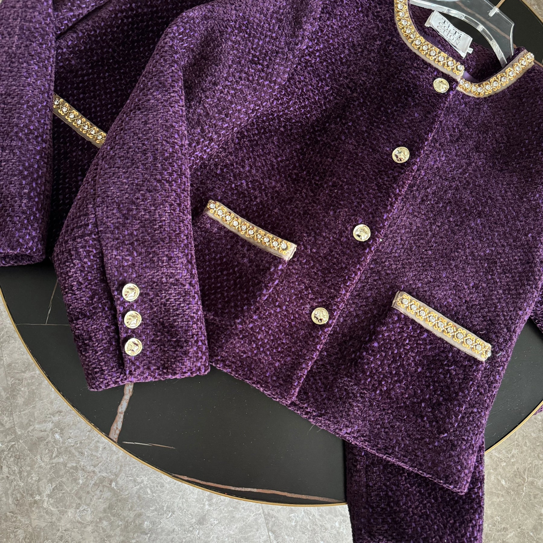 Conjunto em Tweed – Blazer com Aplicações de Strass e Saia Mini Elegante