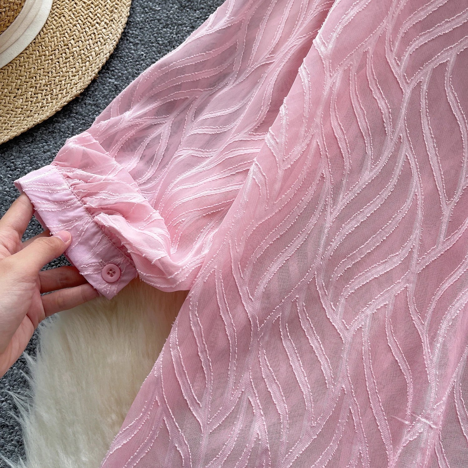 Camisa com Gola Alta, Bordados e Paetês – Elegância com Toque Brilhante