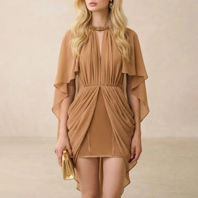 Vestido Curto com Capa Fluida Cintura Marcada