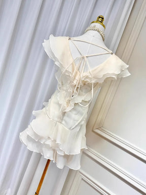 Vestido Curto com Babados – Ombro a Ombro e Modelagem Slim