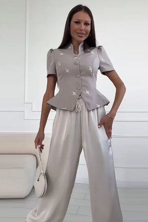 Blusa Estampada Acinturada com Abotoamento Frontal