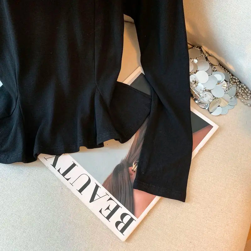 Blusa Elegante com Decote Ombro a Ombro e Detalhe Recortado