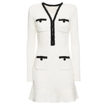 Vestido Bicolor – Decote V, Manga Longa, Slim Fit com Bolsos Bordados