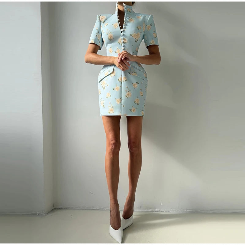 Vestido Curto Floral com Gola Alta, Acabamento Ondulado e Modelagem Ajustada