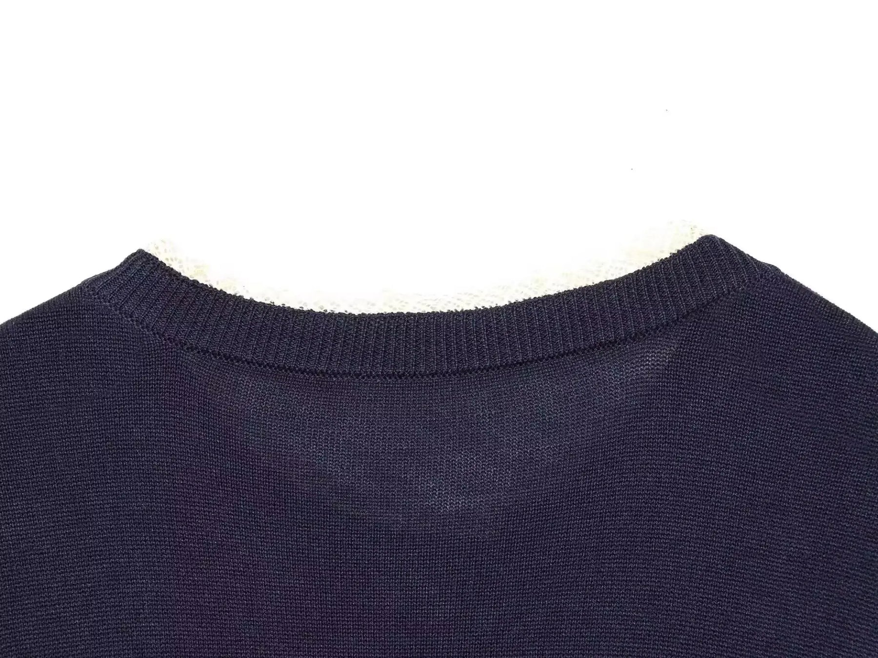 Casaco de Malha Fina com Acabamento em Renda – Estilo Clássico