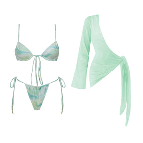 Conjunto de Três Peças com Detalhes Metálicos e Saída Longa Fluida