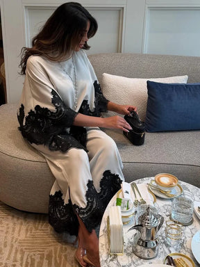 Conjunto Cetim com Aplicação de Renda, Blusa Capa e Calça Wide Leg
