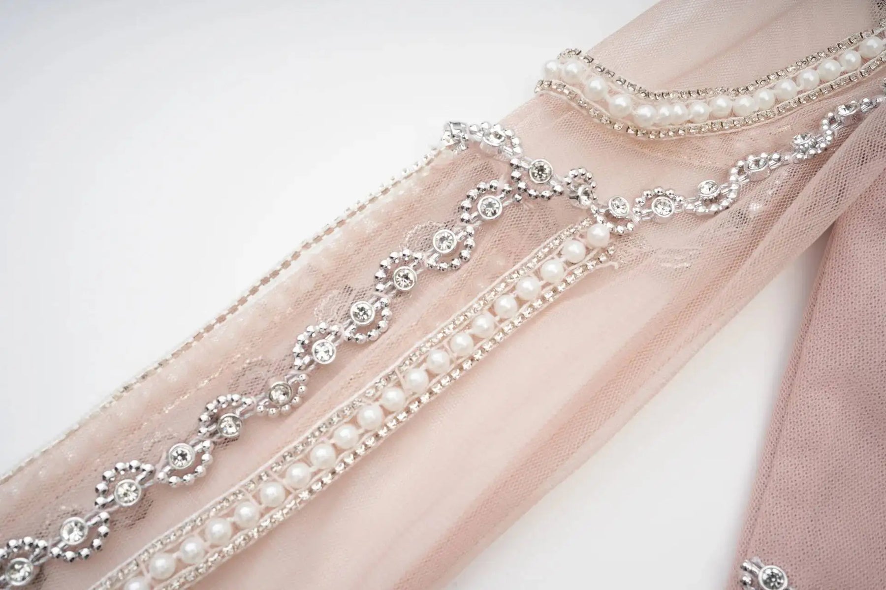 Vestido Longo - Luxo, com Bordado Feito à Mão e Saia em Camadas de Tule