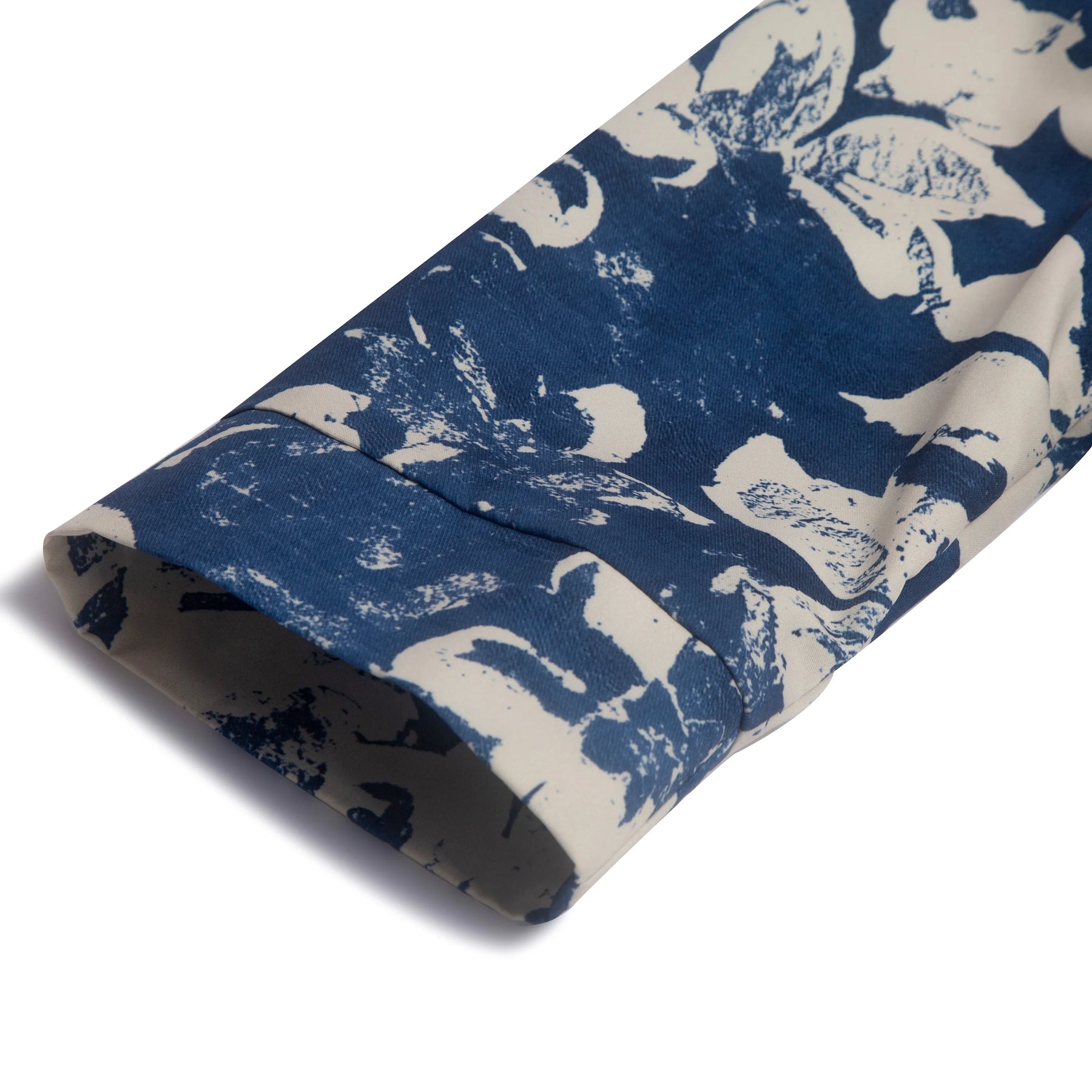 Vestido CHCH em Linha A com Estampa Atemporal e Decote em V Elegante