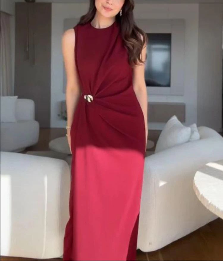 Vestido Midi com Pregas Decorativas – Elegância Minimalista e Recorte com Zíper na Barra