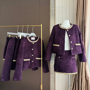 Conjunto em Tweed – Blazer com Aplicações de Strass e Saia Mini Elegante