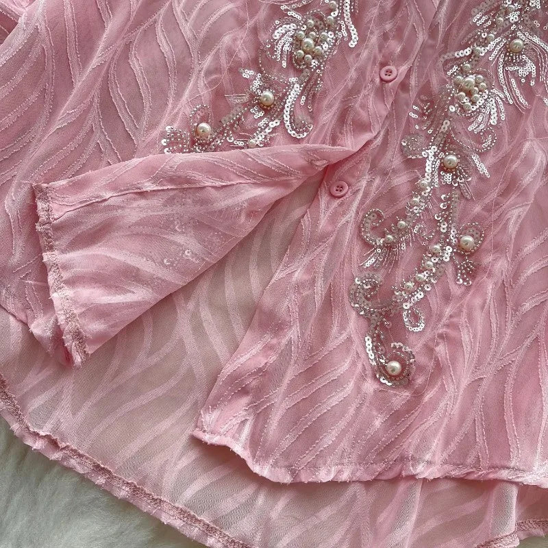 Camisa com Gola Alta, Bordados e Paetês – Elegância com Toque Brilhante