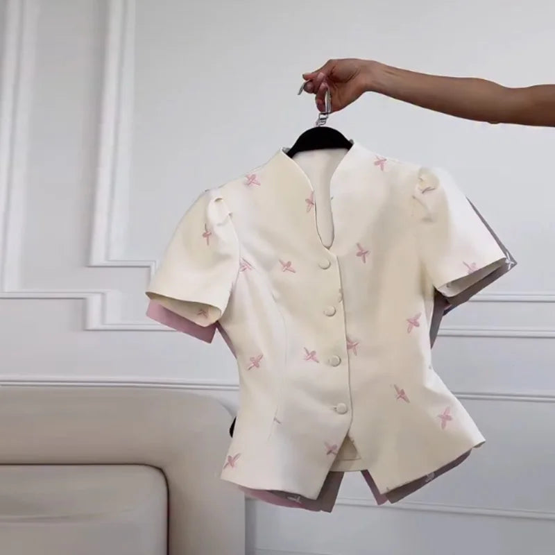 Blusa Estampada Acinturada com Abotoamento Frontal