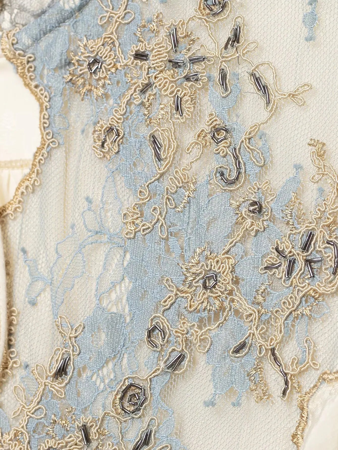 Blusa Fluida com Detalhes em Renda Floral e Decote em V