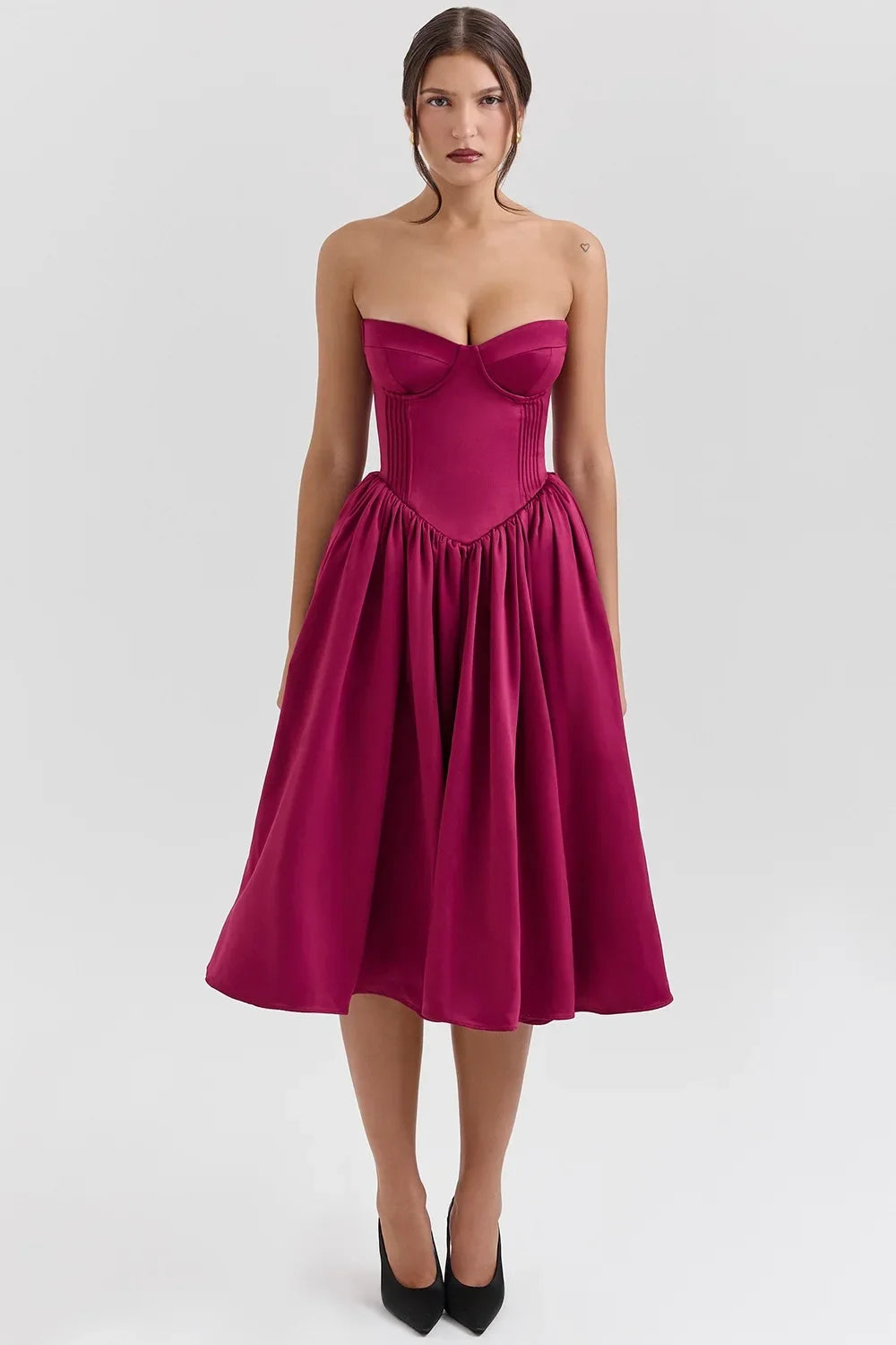 Vestido Tomara que Caia de Comprimento Médio com Silhueta Elegante e Toque Sofisticado