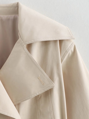 Casaco Escultural Estilo Trench Coat com Abotoamento Cruzado e Cinto