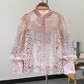 Blusa com Renda e Botões – Elegância Delicada e Atemporal