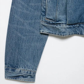 Jaqueta Curta Escultural em Denim com Silhueta Ampla e Fechamento em Zíper