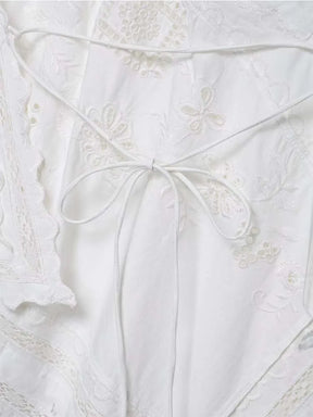 Top Elegante de Amarração com Bordado e Recorte Halter