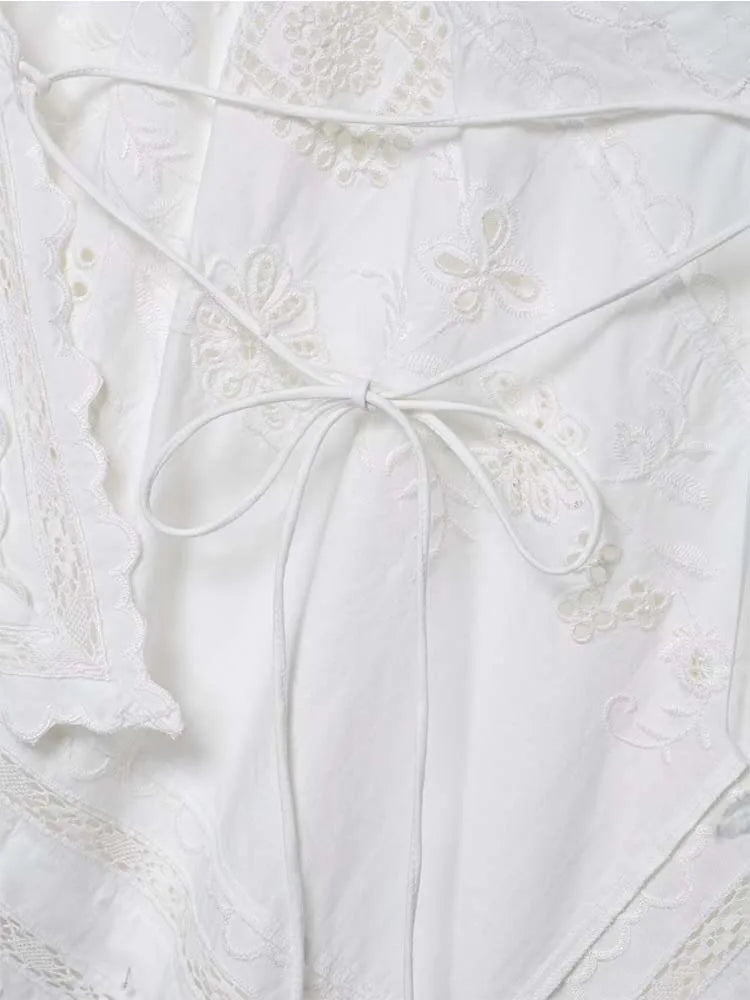 Top Elegante de Amarração com Bordado e Recorte Halter