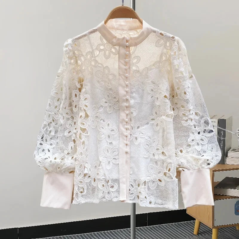 Blusa com Renda e Botões – Elegância Delicada e Atemporal