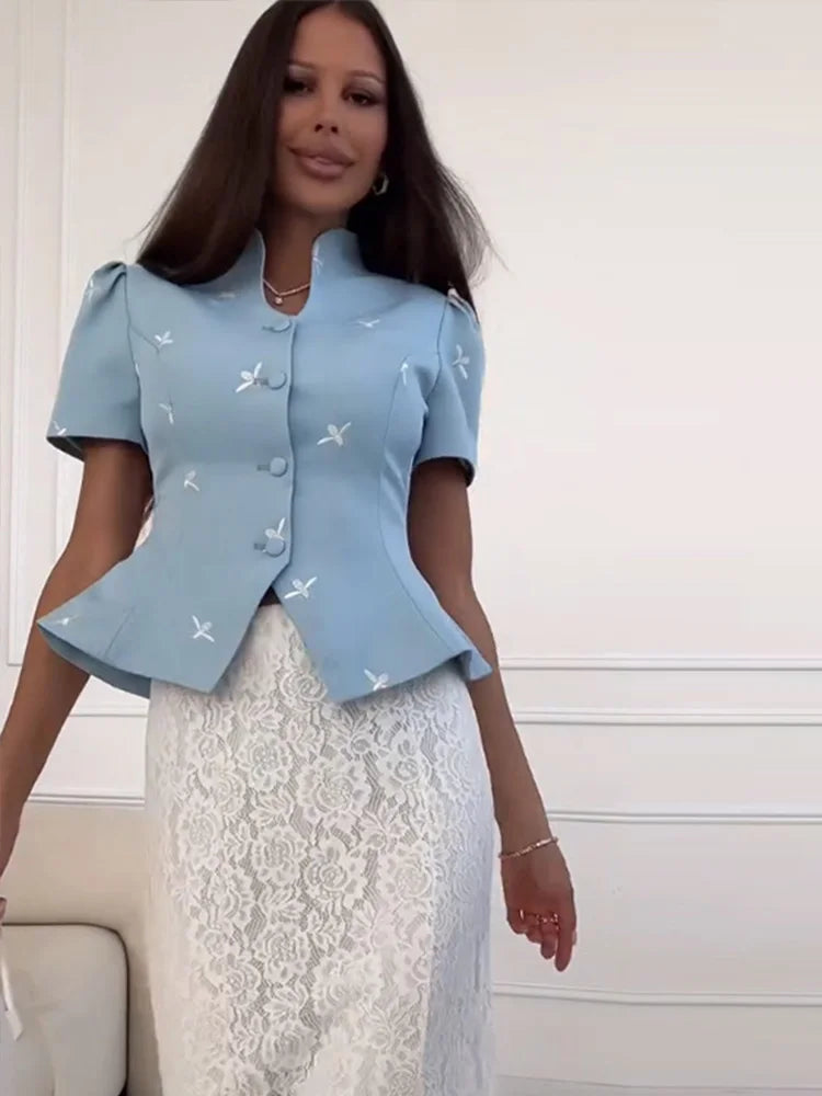Blusa Estampada Acinturada com Abotoamento Frontal