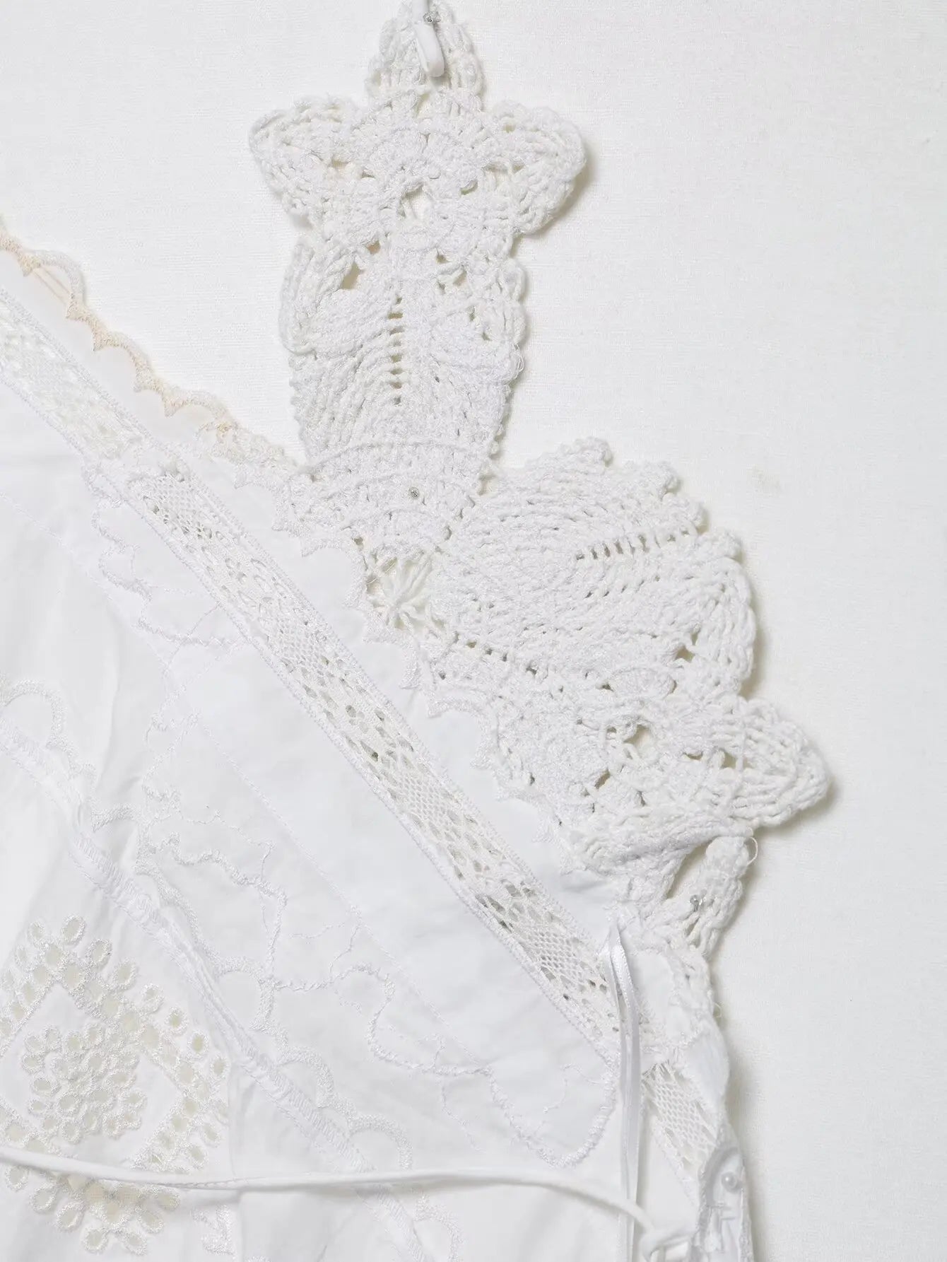 Top Elegante de Amarração com Bordado e Recorte Halter