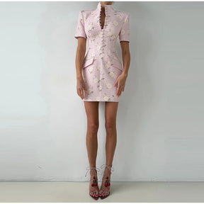 Vestido Curto Floral com Gola Alta, Acabamento Ondulado e Modelagem Ajustada