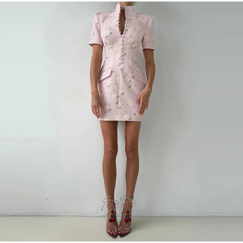 Vestido Curto Floral com Gola Alta, Acabamento Ondulado e Modelagem Ajustada