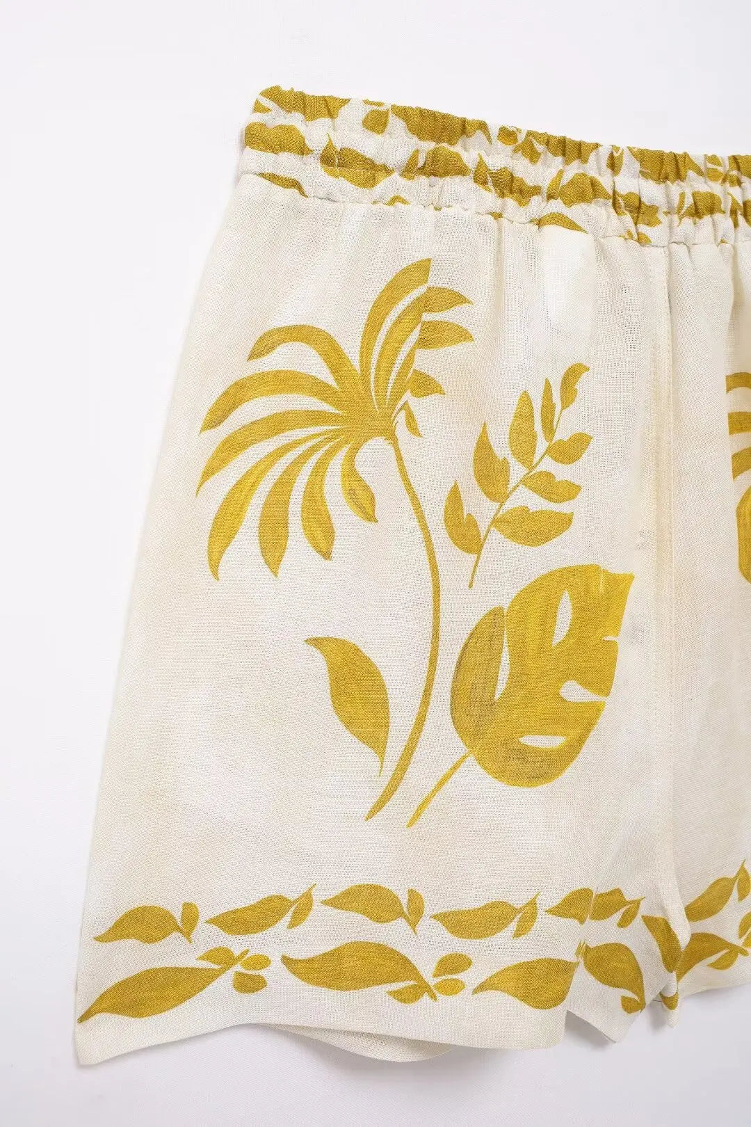 Conjunto Casual 2 Peças: Blusa Bege de Manga Longa com Gola Lapela + Shorts com Cintura Elástica e Faixa