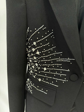 Conjunto  Detalhes em Pedrarias - Blazer de Botão Único e Calça Reta – Elegância