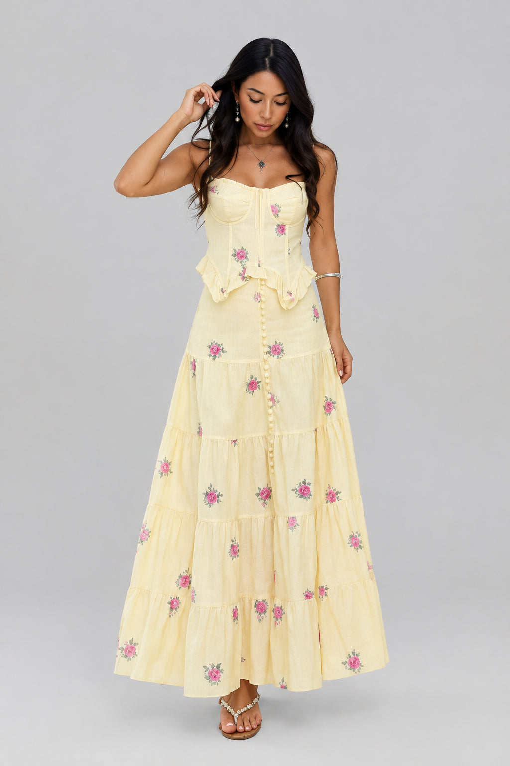 Conjunto de Corset Floral e Saia Longa em Camadas de Caimento Fluido